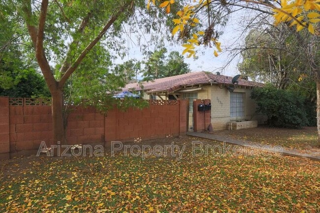 property at 1137 W Glenrosa Ave