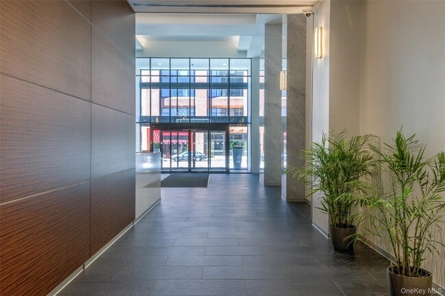 4 Martine Ave in White Plains, NY - Foto de edificio - Building Photo