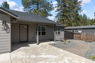 31 Erickson Ave in Shady Cove, OR - Building Photo - Building Photo