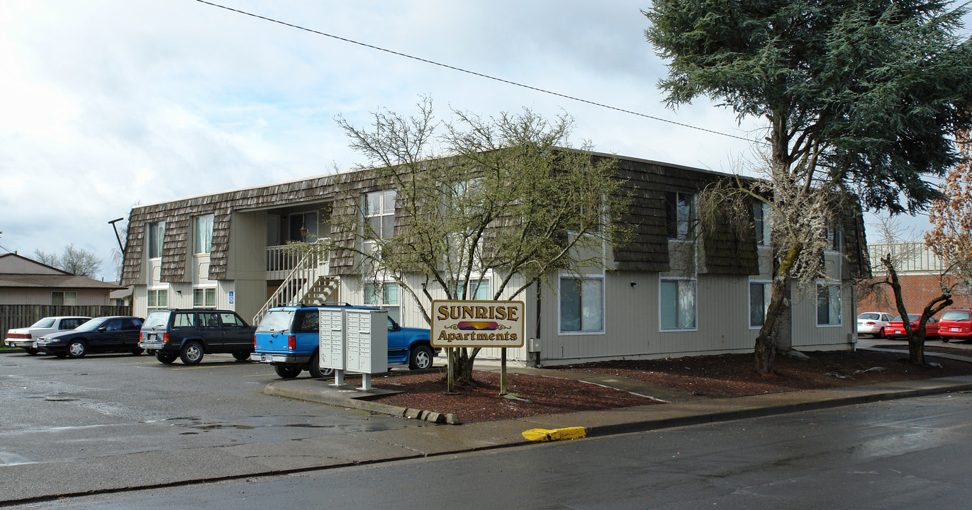 Sunrise Apartments in Albany, OR - Building Photo