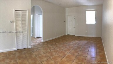 17720 NW 73rd Ave in Hialeah, FL - Building Photo - Building Photo
