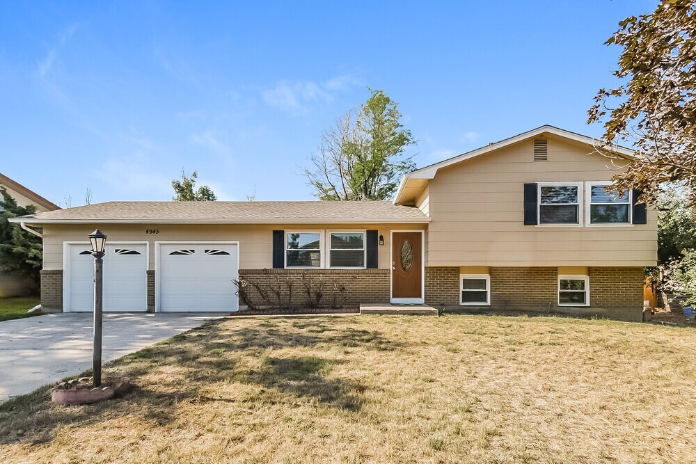 4945 Manzana Dr in Colorado Springs, CO - Foto de edificio