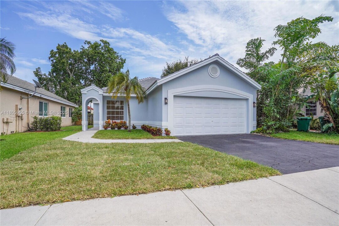 9354 Arborwood Cir in Davie, FL - Building Photo