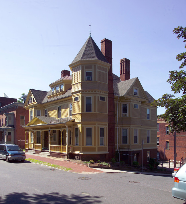 44 Byers St in Springfield, MA - Foto de edificio - Building Photo