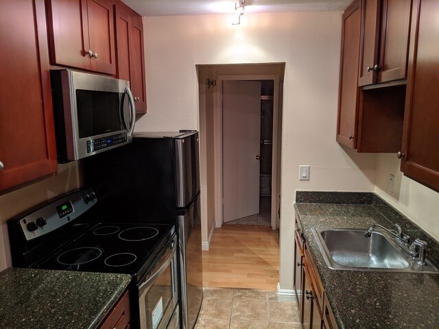 140 Montecito Ave in Oakland, CA - Building Photo