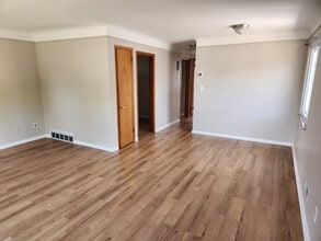 7717 Kenton Ave, Unit Up in Parma, OH - Building Photo - Building Photo