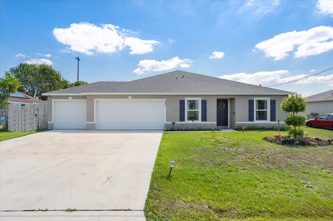 131 NW Curtis St in Port St. Lucie, FL - Foto de edificio - Building Photo