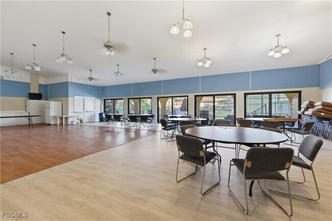 6150 Whiskey Creek Dr in Ft. Myers, FL - Foto de edificio - Building Photo