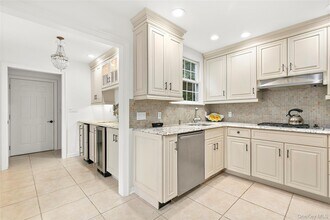 669 Hill St in Southampton, NY - Building Photo - Building Photo