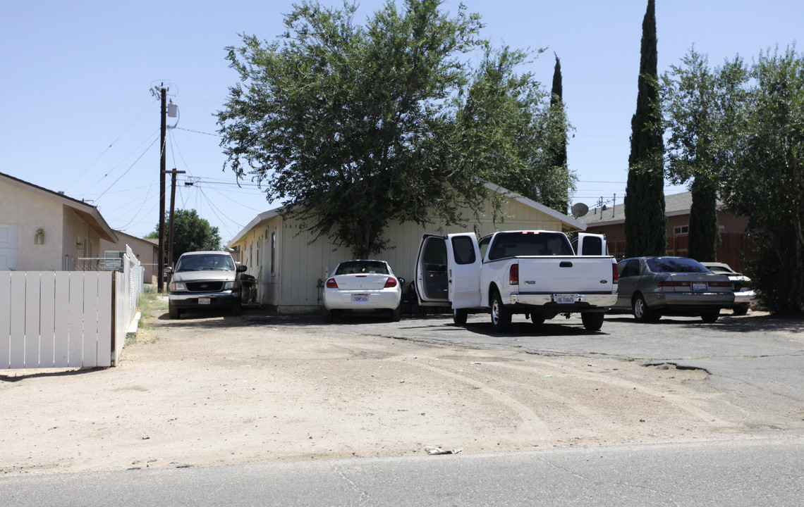 16585 Vine St in Hesperia, CA - Foto de edificio