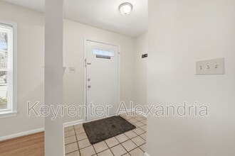 8239 Dr Craik Ct in Alexandria, VA - Building Photo - Building Photo