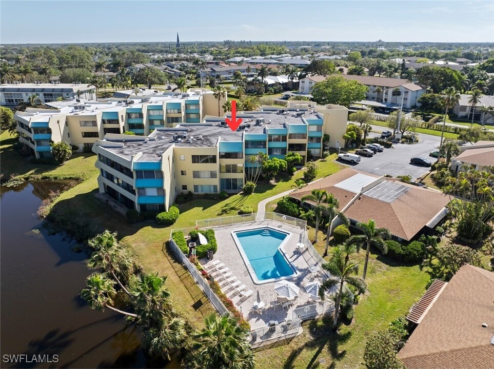 955 Palm View Dr in Naples, FL - Foto de edificio