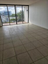 20500 W Country Club Dr in Miami, FL - Building Photo - Building Photo