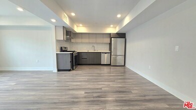 5030 Rosewood Ave in Los Angeles, CA - Building Photo - Building Photo