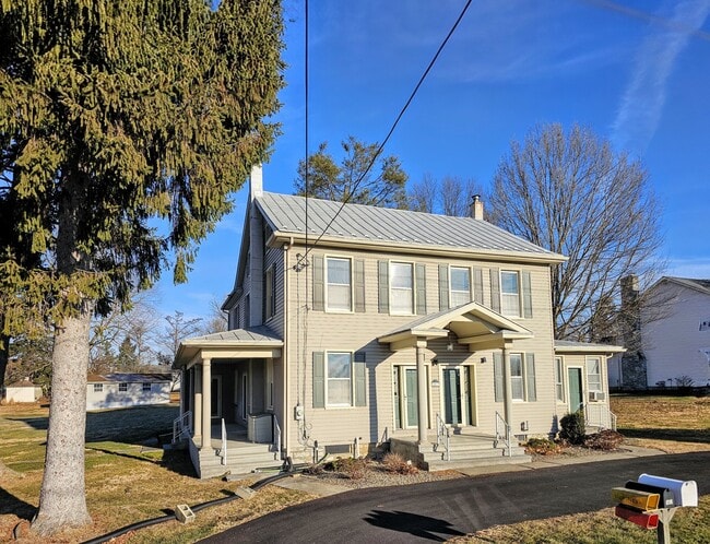 461 W Main Ave in Myerstown, PA - Foto de edificio - Building Photo