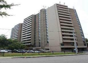 Westbury Park Place in Hamilton, ON - Building Photo - Building Photo