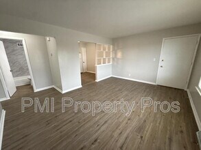 7701 W Hampton Ave in Milwaukee, WI - Foto de edificio - Building Photo