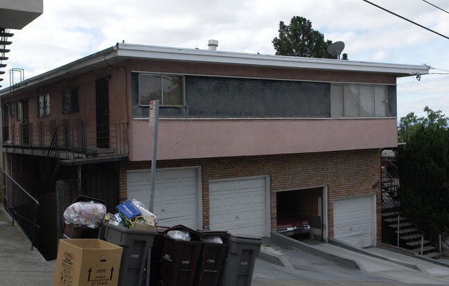 2430 Fern St in Oakland, CA - Foto de edificio - Building Photo