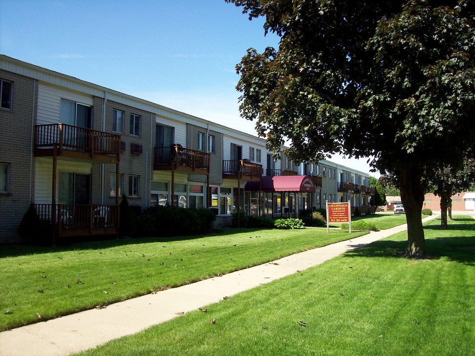 14555 Champaign Rd, Unit 210 in Allen Park, MI - Foto de edificio