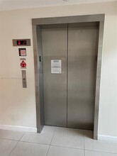 120 Lakeview Dr in Weston, FL - Building Photo - Building Photo