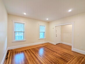 8 Lowell Cir, Unit 2 in Somerville, MA - Building Photo - Building Photo