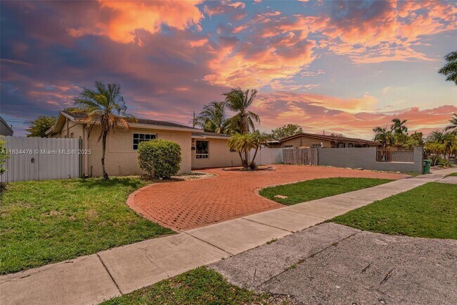 7920 NW 171st St in Hialeah, FL - Building Photo - Building Photo