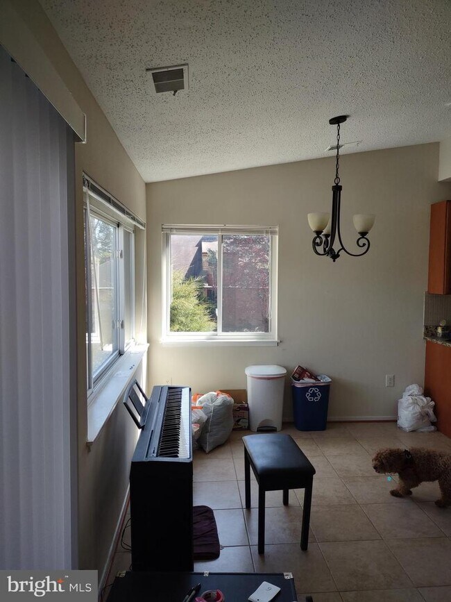11037 Villaridge Ct-Unit -B in Reston, VA - Foto de edificio - Building Photo
