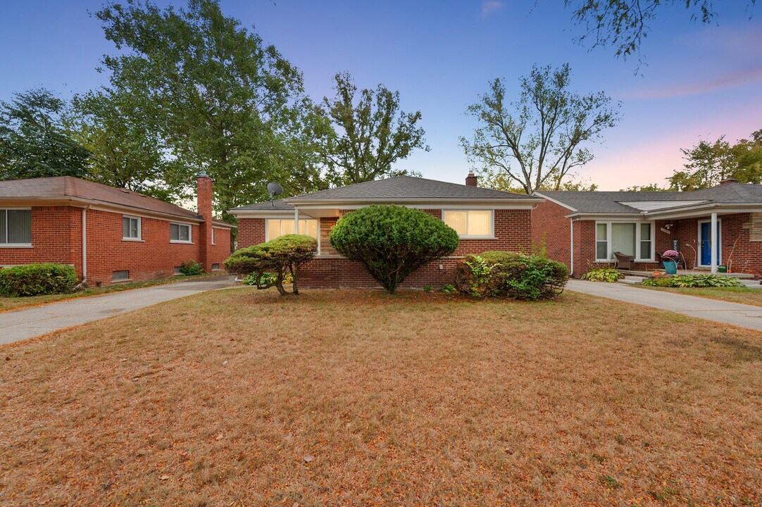 21848 Sussex St in Oak Park, MI - Building Photo