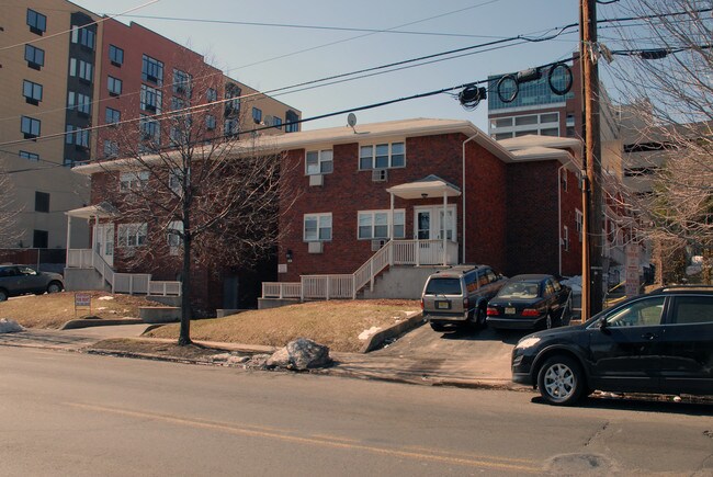 39-45 1st St in Hackensack, NJ - Foto de edificio - Building Photo
