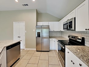 807 W Lonesome Dove Trail in Arlington, TX - Foto de edificio - Building Photo