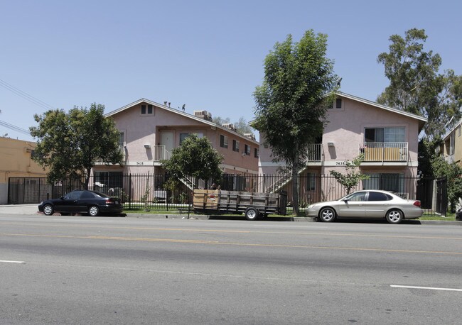 7435 Vineland Ave in Sun Valley, CA - Foto de edificio - Building Photo