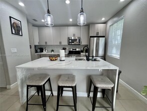 8472 SW 29th St in Miramar, FL - Foto de edificio - Building Photo