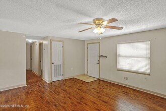 2214 Luana Dr E in Jacksonville, FL - Building Photo - Building Photo
