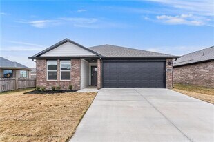 4611 W Barhem Dr in Fayetteville, AR - Building Photo