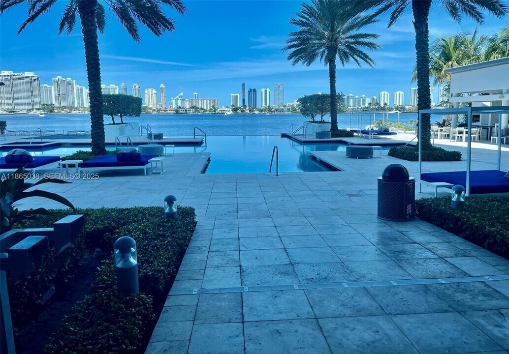 17111 Biscayne Blvd, Unit 1806 in North Miami Beach, FL - Building Photo