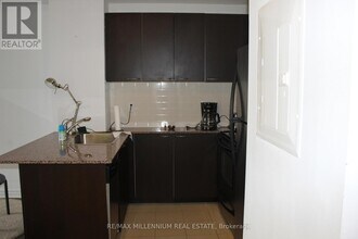 385-385 Prince of Wales Dr in Mississauga, ON - Building Photo - Building Photo