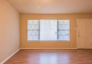 7527 Dell Oak Dr in San Antonio, TX - Building Photo - Building Photo