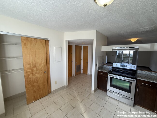 152 North Beacon St, Unit B2 in Boston, MA - Building Photo - Building Photo