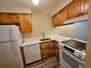 3201 SE Wake St in Milwaukie, OR - Building Photo - Building Photo