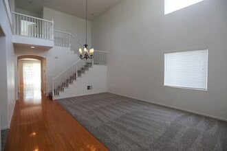327 Summer Phlox Ln in Patterson, CA - Foto de edificio - Building Photo