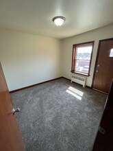 5729 W Lincoln Ave, Unit 4 in West Allis, WI - Building Photo - Building Photo