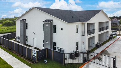 EL Cedro Apartments in Brownsville, TX - Foto de edificio - Building Photo