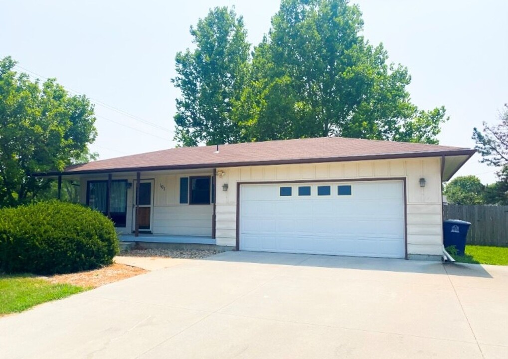101 Griffith Dr in Manhattan, KS - Building Photo