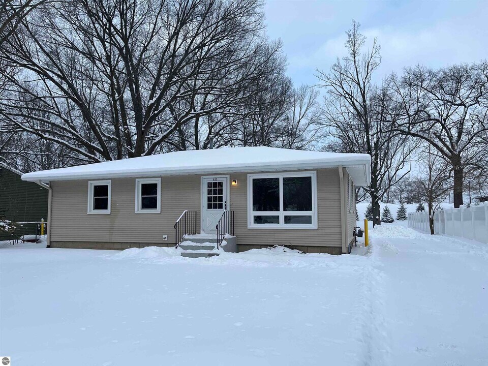 833 Fern St in Traverse City, MI - Building Photo