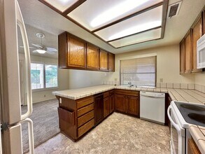 5637 Adobe Falls Rd in San Diego, CA - Building Photo - Building Photo