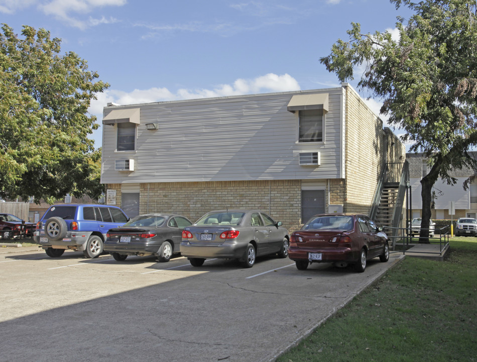 Autumn Hollow in Arlington, TX - Building Photo