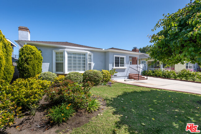 2918 Castle Heights Ave in Los Angeles, CA - Building Photo - Building Photo