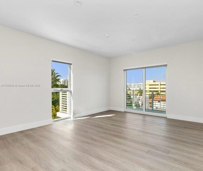 1938 Jackson St, Unit 502 in Hollywood, FL - Foto de edificio - Building Photo