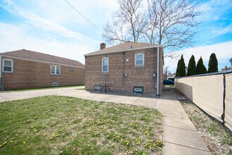 5533 S Menard Ave in Chicago, IL - Building Photo - Building Photo