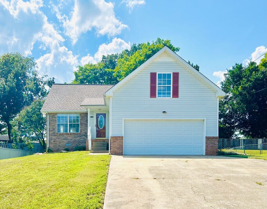 1404 Marla Ct in Clarksville, TN - Building Photo